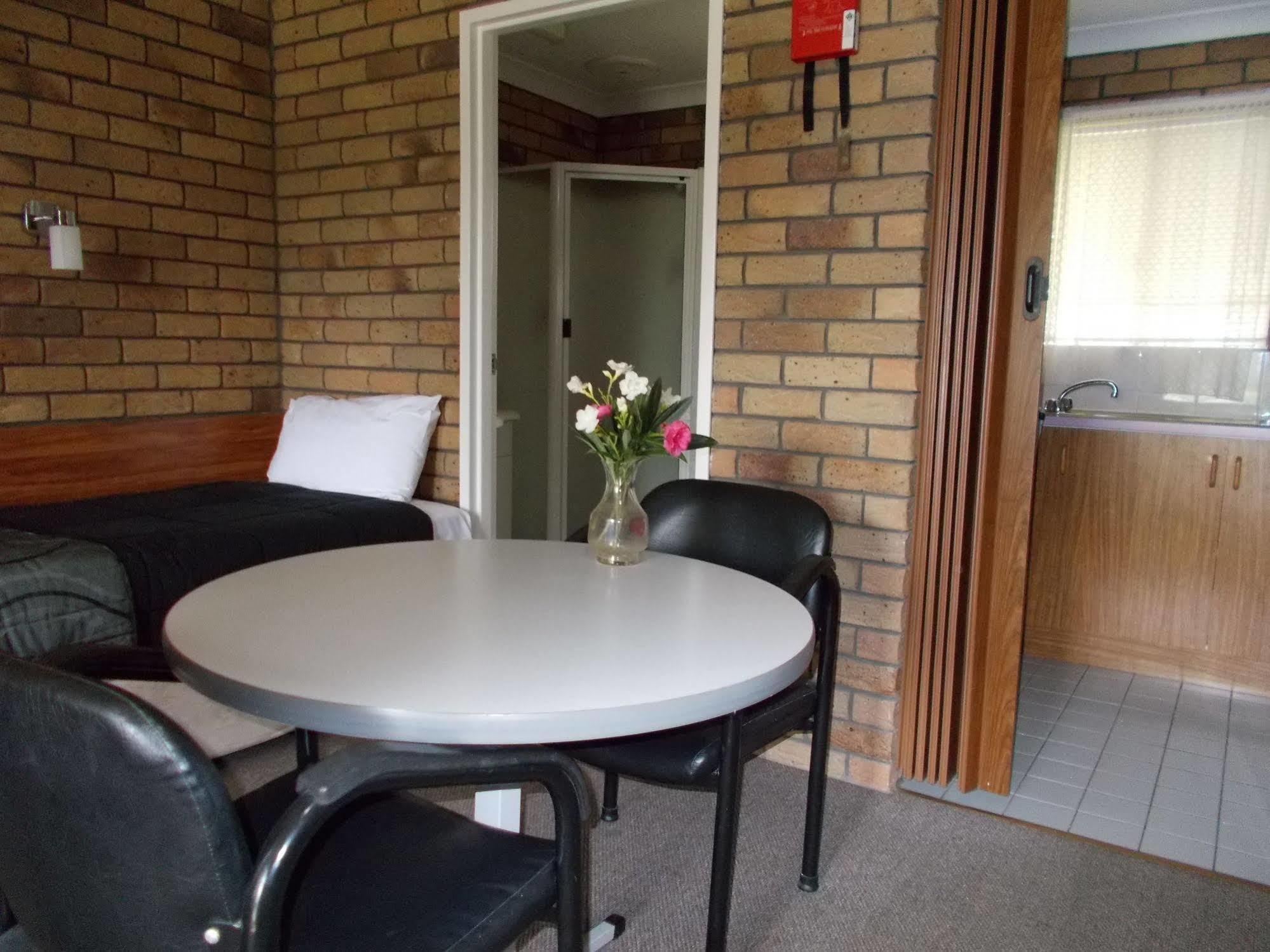 Park House Motor Inn Oakey Exteriör bild